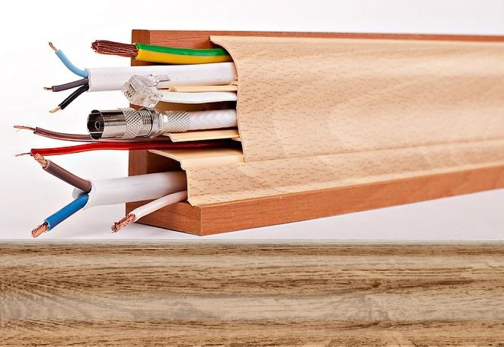 Плинтус с кабельканалом ТЕКО Люкс 2,5м Орех Светлый