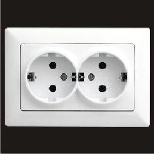 Gunsan Білий розетка 2-я з заземл.