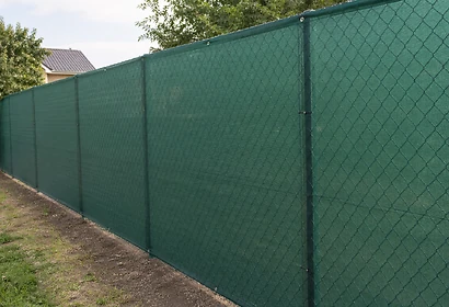 Як зробити паркан із затіняючої сітки