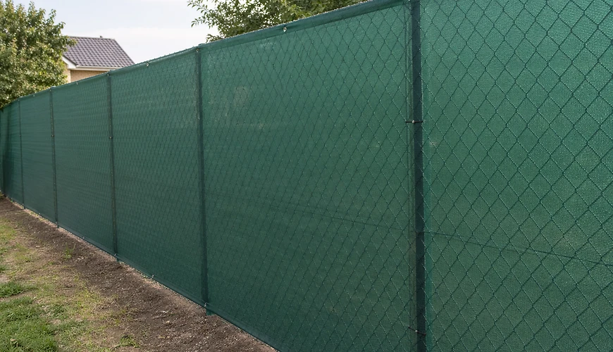 Як зробити паркан із затіняючої сітки